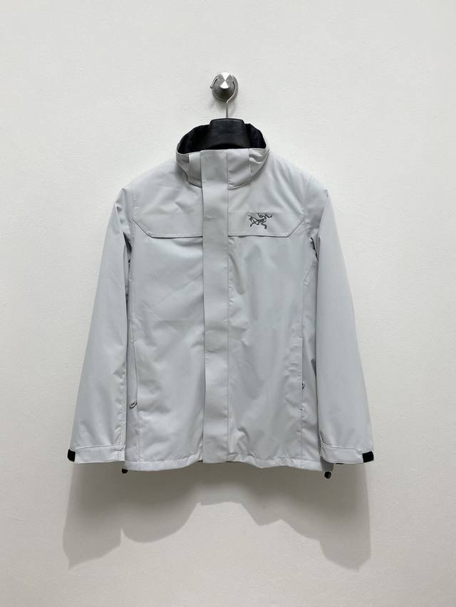 顶级始祖鸟羽绒 三合一可拆卸 2025秋冬新款羽绒服始祖鸟新款连帽设计羽绒服外套，爆款三合一户外活动冲锋衣羽绒服！选用亮泽尼龙面料打造，胸前经典印花设计Logo