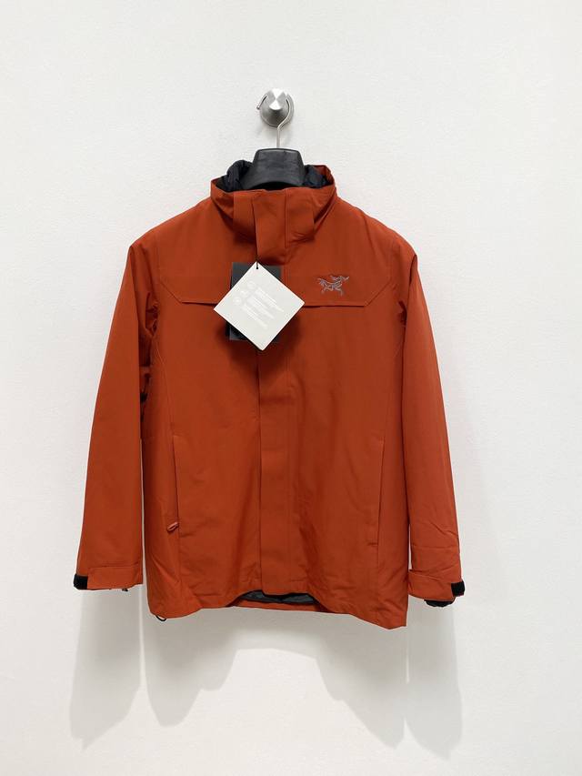 顶级始祖鸟羽绒 三合一可拆卸 2025秋冬新款羽绒服始祖鸟新款连帽设计羽绒服外套，爆款三合一户外活动冲锋衣羽绒服！选用亮泽尼龙面料打造，胸前经典印花设计Logo