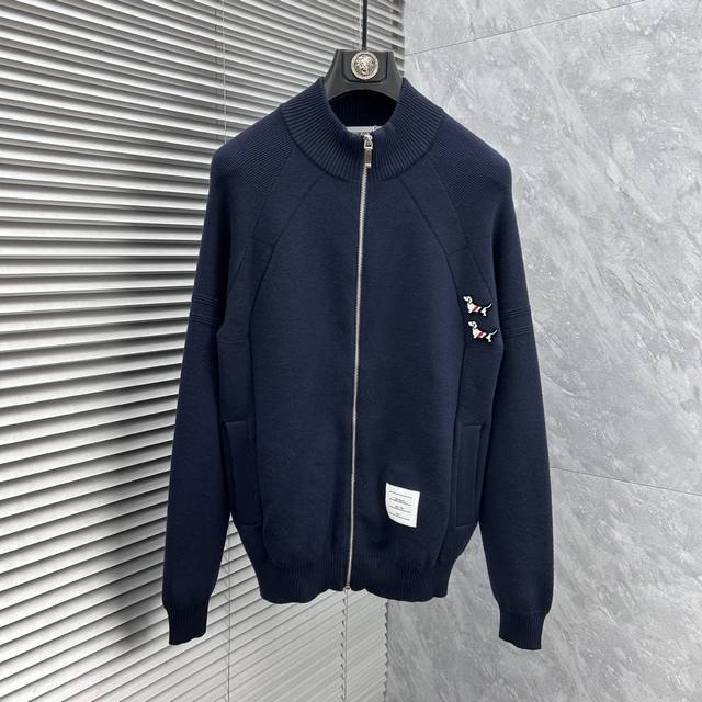 Tb 2025秋冬男士开衫外套 整衣定制定染含羊毛棉纱线，手感柔软质地亲肤，精细针织，上等品质大厂生产，手感无敌好，拿到手里就能感受出它的质感，所见即所得，随便