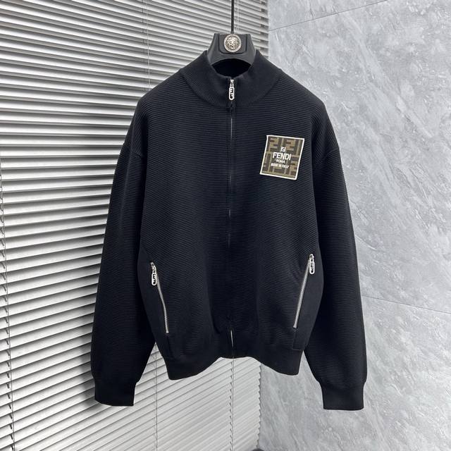 芬迪 2025秋冬男士开衫外套 整衣定制定染含羊毛棉纱线，手感柔软质地亲肤，精细针织，上等品质大厂生产，手感无敌好，拿到手里就能感受出它的质感，所见即所得，随便