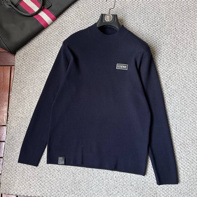 罗意威 英伦雅痞绅士老钱们强烈推荐 经典圆领绵羊毛毛衣 经典刺绣低调奢华简约设计 保暖舒适 有型商务通勤作为内搭很有亮点 合体的剪裁，客供绵羊毛面料，秋冬厚度适