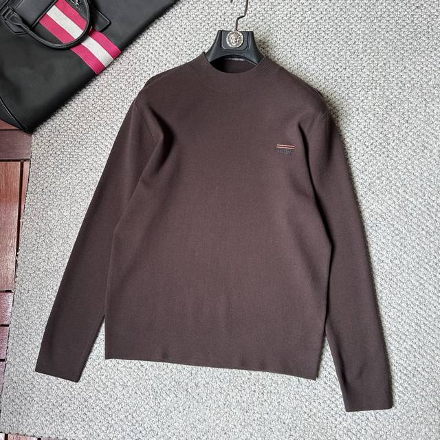 杰尼亚 英伦雅痞绅士老钱们强烈推荐 经典圆领绵羊毛毛衣 经典刺绣低调奢华简约设计 保暖舒适 有型商务通勤作为内搭很有亮点 合体的剪裁，客供绵羊毛面料，秋冬厚度适