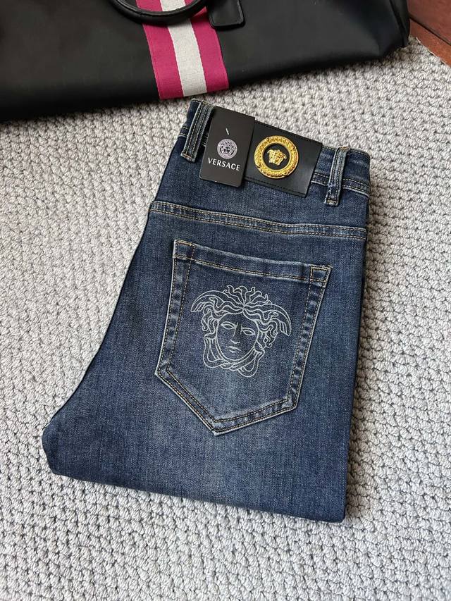 范思哲‘’官网专柜同步有售，原单狠货，超级有范儿的一款牛仔裤，定制原版水洗牛仔面料，独特设计，原版五金辅料装饰，极为翘楚的一款牛仔裤，用料与工艺都极致奢华精湛，