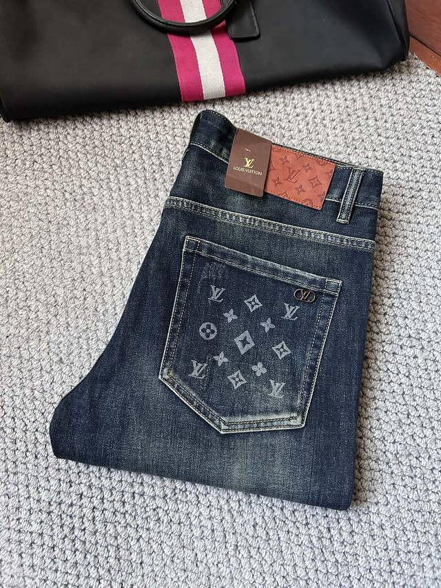 Lv‘’官网专柜同步有售，原单狠货，超级有范儿的一款牛仔裤，定制原版水洗牛仔面料，独特设计，原版五金辅料装饰，极为翘楚的一款牛仔裤，用料与工艺都极致奢华精湛，档