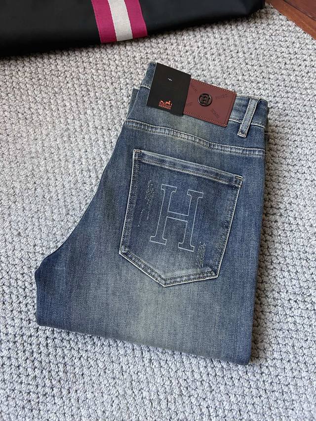 爱马仕’官网专柜同步有售，原单狠货，超级有范儿的一款牛仔裤，定制原版水洗牛仔面料，独特设计，原版五金辅料装饰，极为翘楚的一款牛仔裤，用料与工艺都极致奢华精湛，档