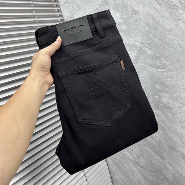 路易‘’2025Ss秋冬新品重工休闲牛仔裤，进口优质水洗弹力面料，上身舒适透气有弹力，客供五金辅料装饰，版型超正，全品相订单款，上身帅气十足 Size：29-3