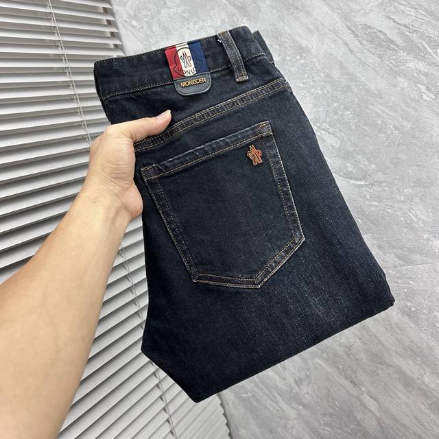 蒙‘’2025Ss秋冬新品重工休闲牛仔裤，进口优质水洗弹力面料，上身舒适透气有弹力，客供五金辅料装饰，版型超正，全品相订单款，上身帅气十足 Size：29-38