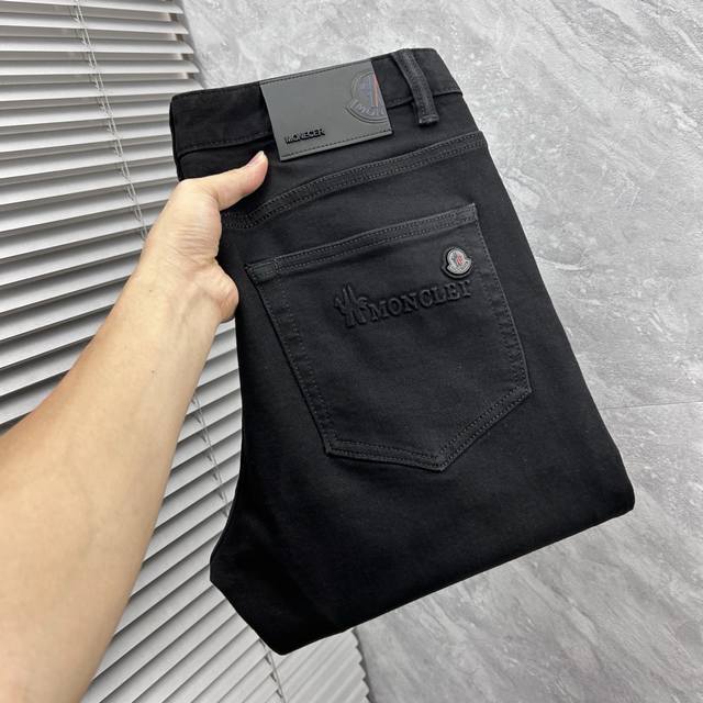 蒙‘’2025Ss秋冬新品重工休闲牛仔裤，进口优质水洗弹力面料，上身舒适透气有弹力，客供五金辅料装饰，版型超正，全品相订单款，上身帅气十足 Size：29-38