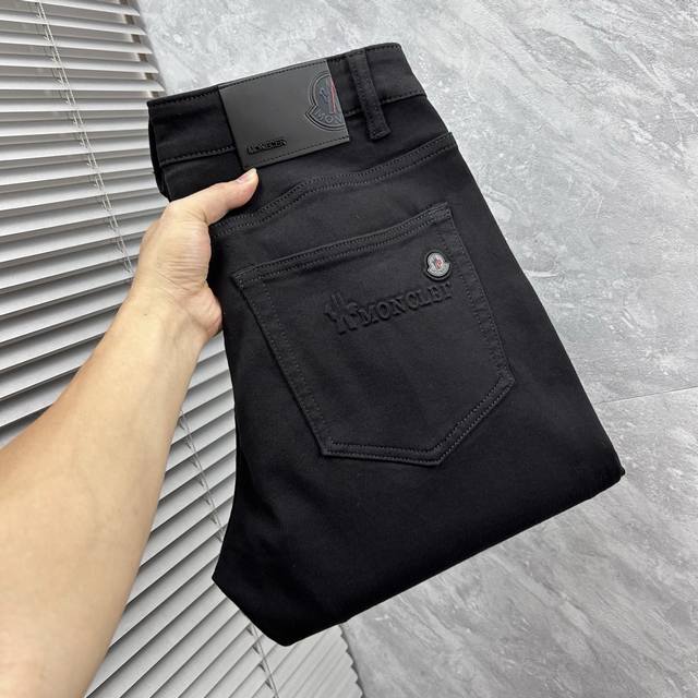 蒙‘’2025Ss秋冬新品重工休闲牛仔裤，进口优质水洗弹力面料，上身舒适透气有弹力，客供五金辅料装饰，版型超正，全品相订单款，上身帅气十足 Size：29-38