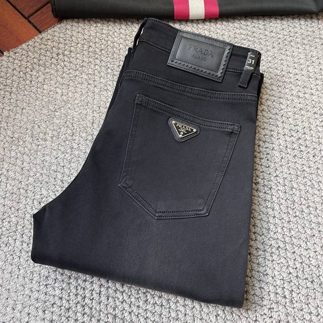 普拉家秋冬新品牛仔裤专柜热销款 品味与价值共享 身穿着非常舒适 低调不失奢华 穿出去非常有档次,裤型款式和裁剪亦无需多言 上身精致跃然.真正一等一顶级质料 真正