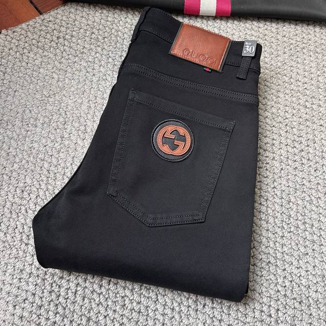 G家，范思哲 秋冬新品牛仔裤专柜热销款 品味与价值共享 身穿着非常舒适 低调不失奢华 穿出去非常有档次,裤型款式和裁剪亦无需多言 上身精致跃然.真正一等一顶级质