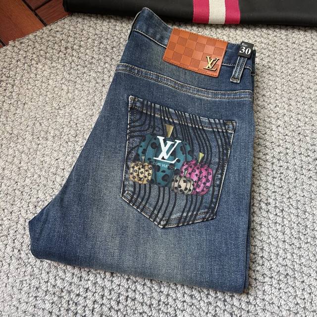 路易‘’秋冬新品牛仔裤专柜热销款 品味与价值共享 身穿着非常舒适 低调不失奢华 穿出去非常有档次,裤型款式和裁剪亦无需多言 上身精致跃然.真正一等一顶级质料 真