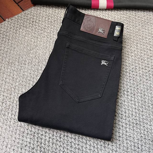 巴宝，范思哲 秋冬新品牛仔裤专柜热销款 品味与价值共享 身穿着非常舒适 低调不失奢华 穿出去非常有档次,裤型款式和裁剪亦无需多言 上身精致跃然.真正一等一顶级质