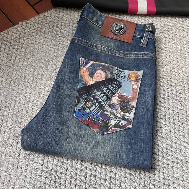 Versace 范思哲 秋冬新品牛仔裤专柜热销款 品味与价值共享 身穿着非常舒适 低调不失奢华 穿出去非常有档次,裤型款式和裁剪亦无需多言 上身精致跃然.真正一