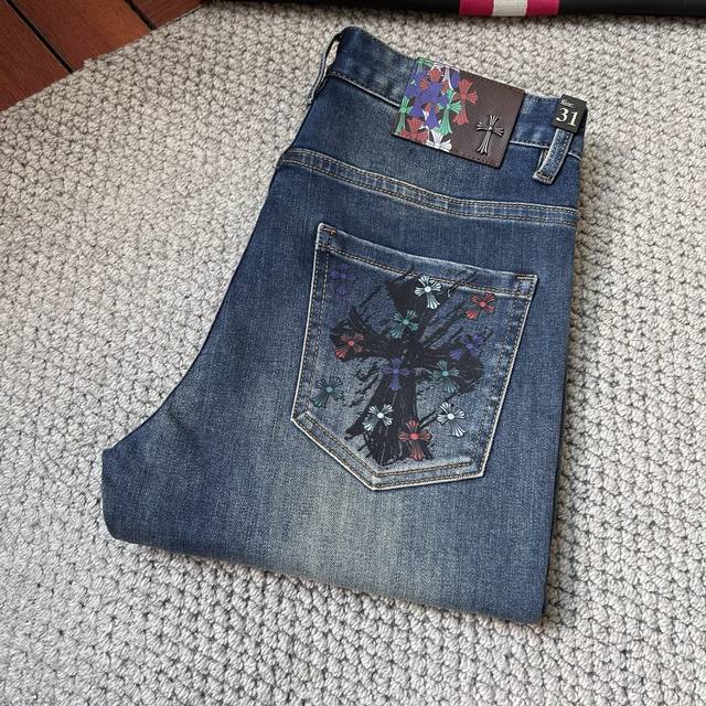 克罗‘’秋冬新品牛仔裤专柜热销款 品味与价值共享 身穿着非常舒适 低调不失奢华 穿出去非常有档次,裤型款式和裁剪亦无需多言 上身精致跃然.真正一等一顶级质料 真