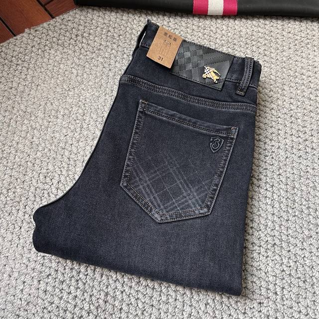 巴宝‘’秋冬新品牛仔裤专柜热销款 品味与价值共享 身穿着非常舒适 低调不失奢华 穿出去非常有档次,裤型款式和裁剪亦无需多言 上身精致跃然.真正一等一顶级质料 真