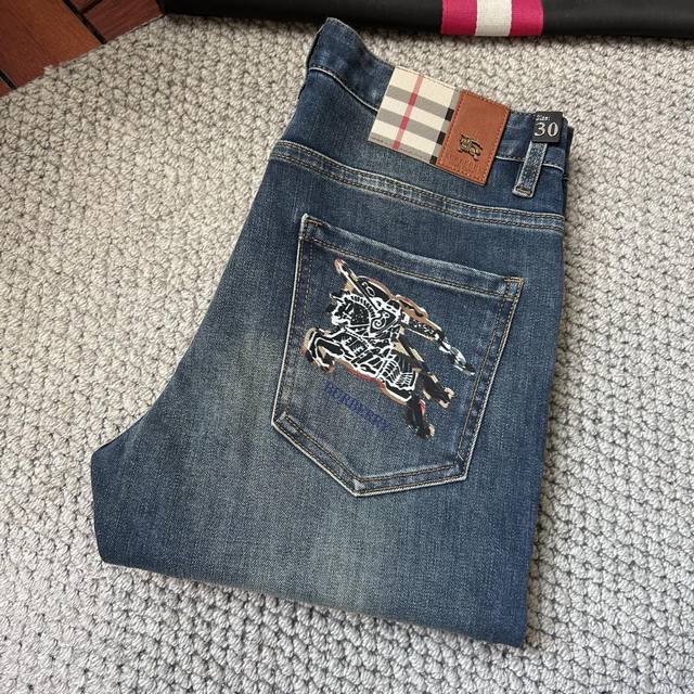 巴宝‘’秋冬新品牛仔裤专柜热销款 品味与价值共享 身穿着非常舒适 低调不失奢华 穿出去非常有档次,裤型款式和裁剪亦无需多言 上身精致跃然.真正一等一顶级质料 真