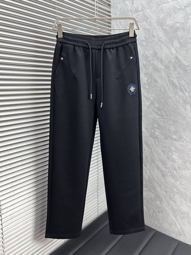 克罗‘’2025Ss秋季专柜新品同步上市。原单订制高品质时尚休闲裤。超级百搭款。独家定制-进口高端绵面料，手感细腻柔软，贴身舒适，上身超有型！原版定制专柜最新五