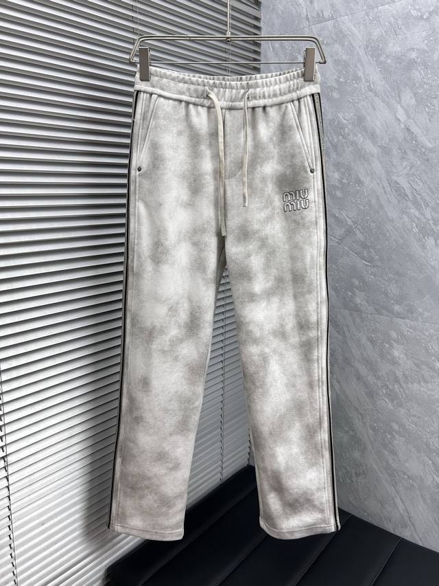 Miu‘’2025Ss秋季专柜新品同步上市。原单订制高品质时尚休闲裤。超级百搭款。独家定制-进口高端绵面料，手感细腻柔软，贴身舒适，上身超有型！原版定制专柜最新
