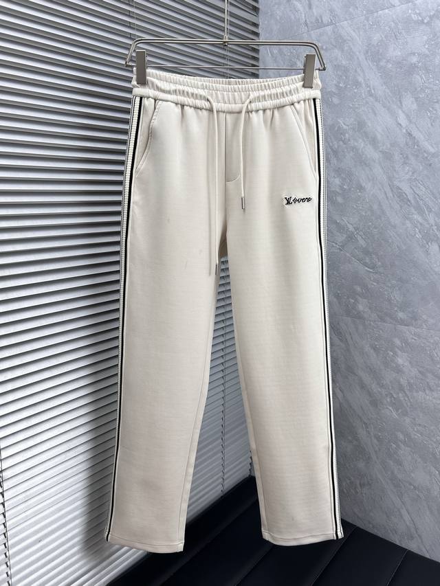 Lv‘’2025Ss秋季专柜新品同步上市。原单订制高品质时尚休闲裤。超级百搭款。独家定制-进口高端绵面料，手感细腻柔软，贴身舒适，上身超有型！原版定制专柜最新五