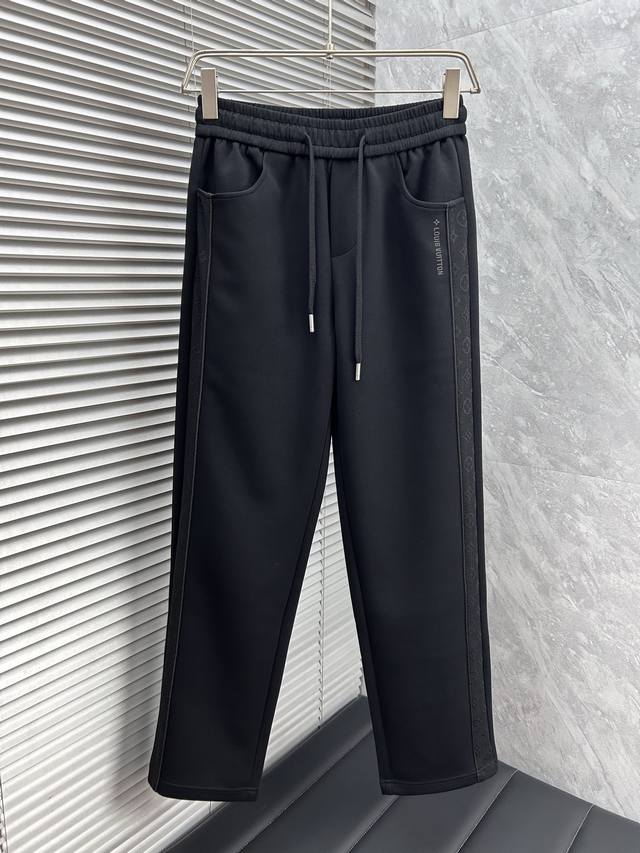 Lv‘’2025Ss秋季专柜新品同步上市。原单订制高品质时尚休闲裤。超级百搭款。独家定制-进口高端绵面料，手感细腻柔软，贴身舒适，上身超有型！原版定制专柜最新五