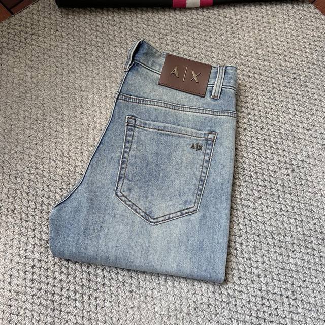 阿玛尼 2025年秋季最新品牛仔裤出入专卖店无压力 专柜热销款 品味与价值共享 身穿着非常舒适 低调不失奢华 穿出去非常有档次,裤型款式和裁剪亦无需多言 上身精