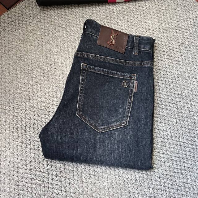 圣罗兰秋冬新品牛仔裤出入专卖店无压力 专柜热销款 品味与价值共享 身穿着非常舒适 低调不失奢华 穿出去非常有档次,裤型款式和裁剪亦无需多言 上身精致跃然.真正一