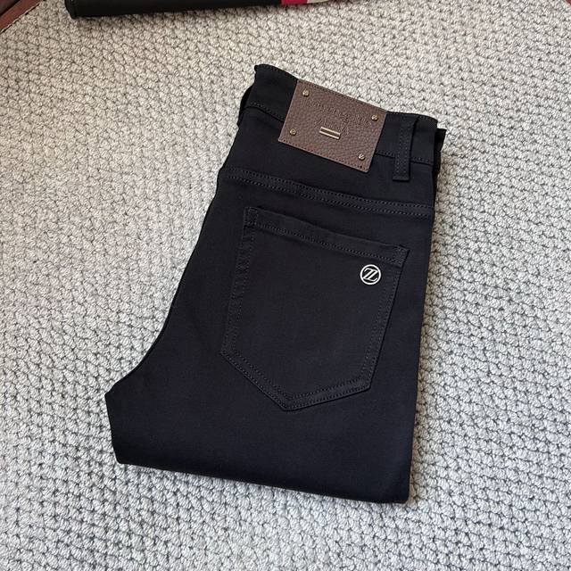 Zegna 杰尼亚 秋冬新品牛仔裤出入专卖店无压力 专柜热销款 品味与价值共享 身穿着非常舒适 低调不失奢华 穿出去非常有档次,裤型款式和裁剪亦无需多言 上身精