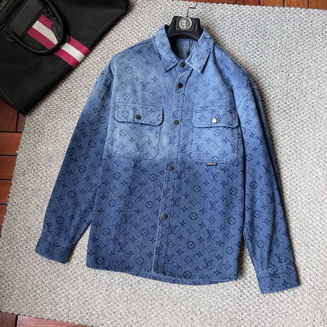 路易 2025秋冬新款夹克！高端定制牛仔外套，质感趋一流的，面料采用原版提花材质，定制水洗面料！手感细腻 上身舒适！品牌Logo提花,经典翻领牛仔衫！流畅利落！