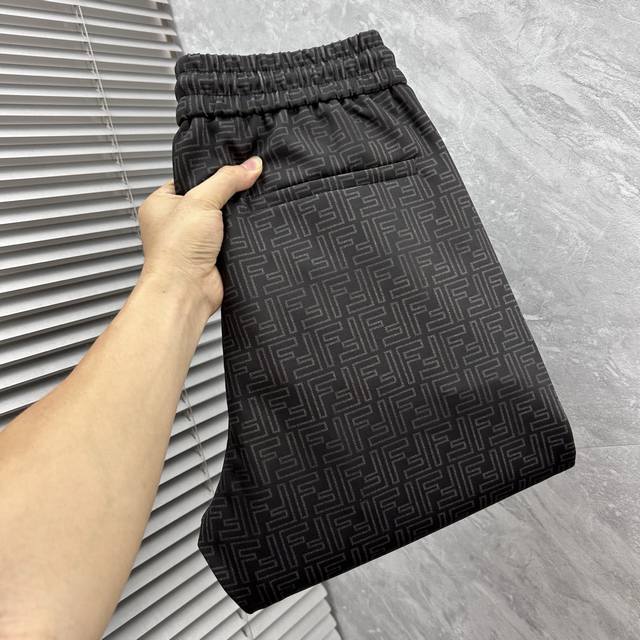 Fd 2025Ss秋冬专柜同步爆款休闲裤，本季必入百搭款式，上身极为出挑，超级百搭款 ，原版1:1复刻 专柜最新时尚元素设计，进口定织高品质欧棉面料，版型超好，