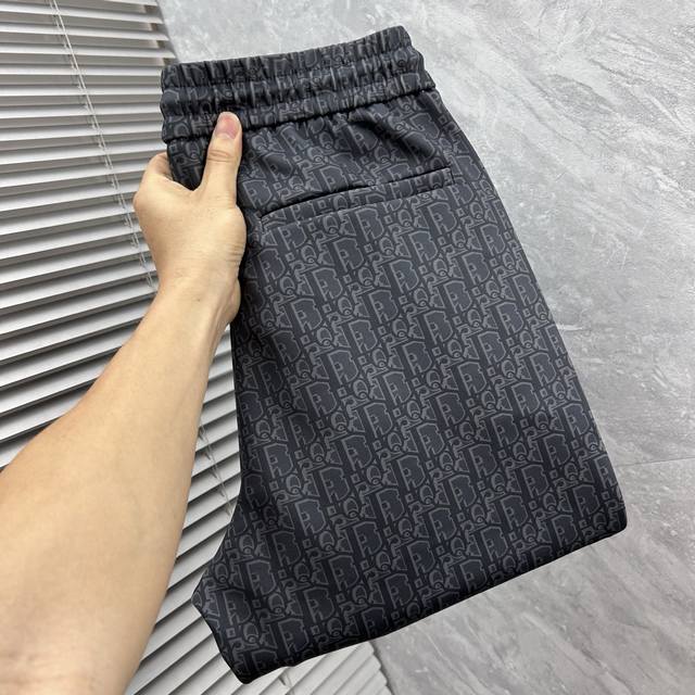 Dr 2025Ss秋冬专柜同步爆款休闲裤，本季必入百搭款式，上身极为出挑，超级百搭款 ，原版1:1复刻 专柜最新时尚元素设计，进口定织高品质欧棉面料，版型超好，