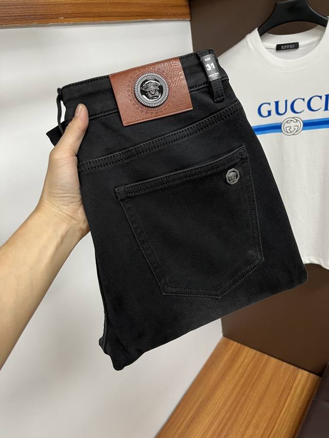 范思哲 2025年秋季最新品牛仔裤出入专卖店无压力 专柜热销款 品味与价值共享 身穿着非常舒适 低调不失奢华 穿出去非常有档次,裤型款式和裁剪亦无需多言 上身精