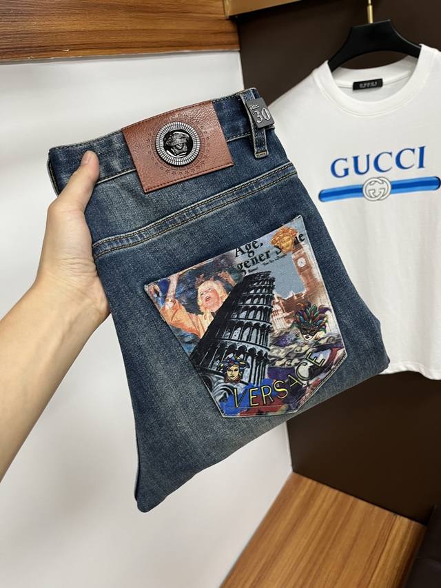 范思哲 2025年秋季最新品牛仔裤出入专卖店无压力 专柜热销款 品味与价值共享 身穿着非常舒适 低调不失奢华 穿出去非常有档次,裤型款式和裁剪亦无需多言 上身精