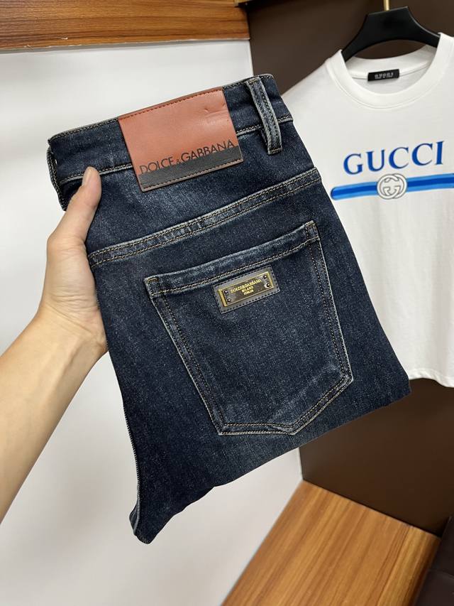 Dg 2025年秋季最新品牛仔裤出入专卖店无压力 专柜热销款 品味与价值共享 身穿着非常舒适 低调不失奢华 穿出去非常有档次,裤型款式和裁剪亦无需多言 上身精致