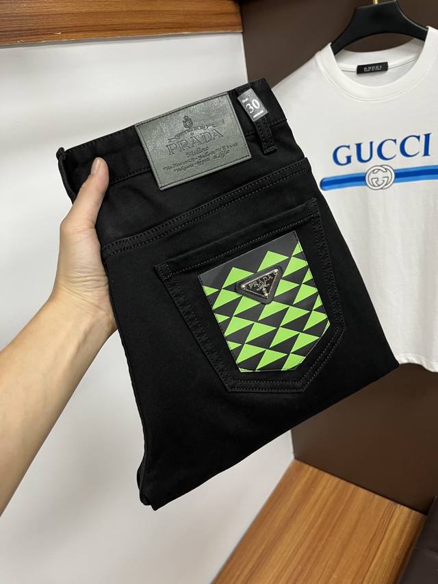 普拉达 2025年秋季最新品牛仔裤出入专卖店无压力 专柜热销款 品味与价值共享 身穿着非常舒适 低调不失奢华 穿出去非常有档次,裤型款式和裁剪亦无需多言 上身精