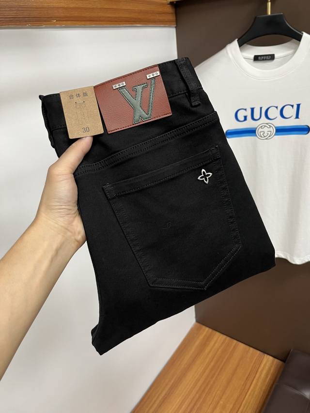 Lv 2025年秋季最新品牛仔裤出入专卖店无压力 专柜热销款 品味与价值共享 身穿着非常舒适 低调不失奢华 穿出去非常有档次,裤型款式和裁剪亦无需多言 上身精致