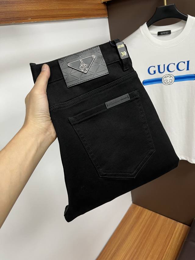 普拉达 2025年秋季最新品牛仔裤出入专卖店无压力 专柜热销款 品味与价值共享 身穿着非常舒适 低调不失奢华 穿出去非常有档次,裤型款式和裁剪亦无需多言 上身精