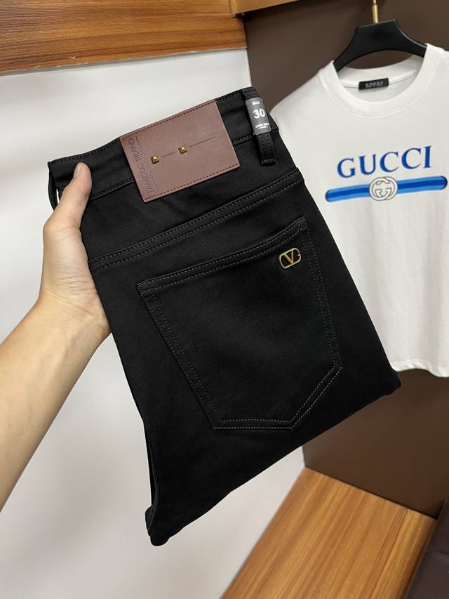 华伦天奴 2025年秋季最新品牛仔裤出入专卖店无压力 专柜热销款 品味与价值共享 身穿着非常舒适 低调不失奢华 穿出去非常有档次,裤型款式和裁剪亦无需多言 上身