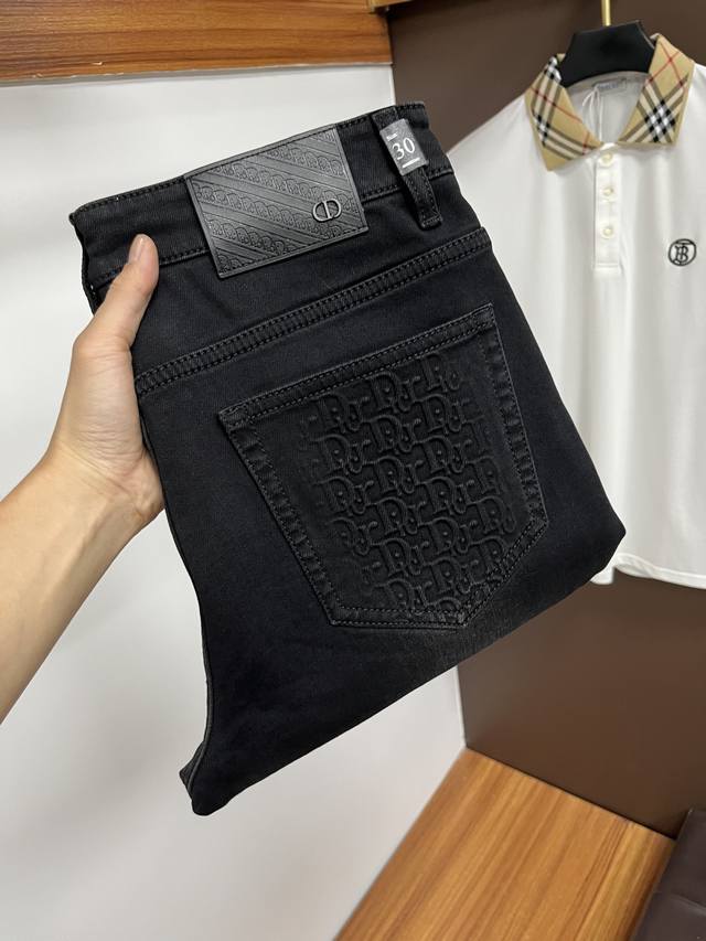 迪奥 2025年秋季最新品牛仔裤出入专卖店无压力 专柜热销款 品味与价值共享 身穿着非常舒适 低调不失奢华 穿出去非常有档次,裤型款式和裁剪亦无需多言 上身精致