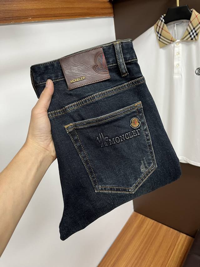 蒙口 2025年秋季最新品牛仔裤出入专卖店无压力 专柜热销款 品味与价值共享 身穿着非常舒适 低调不失奢华 穿出去非常有档次,裤型款式和裁剪亦无需多言 上身精致