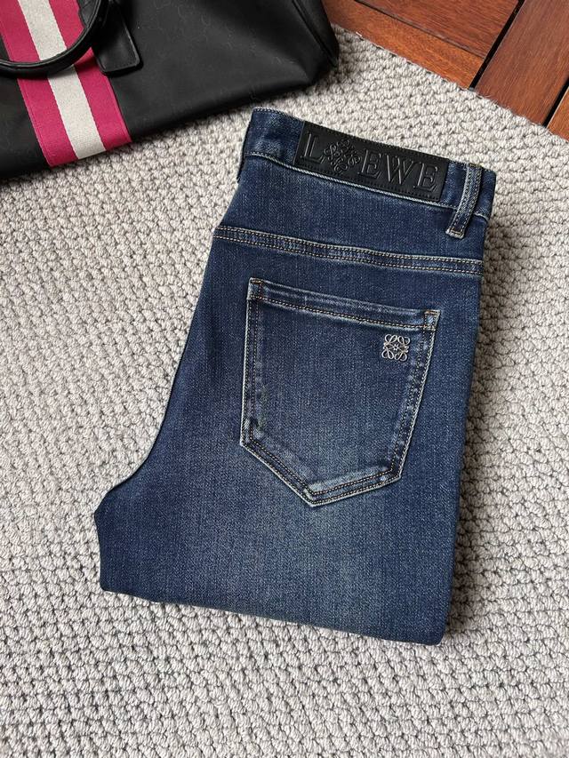 罗意‘’2025年秋冬最新品牛仔裤出入专卖店无压力 专柜热销款 品味与价值共享 身穿着非常舒适 低调不失奢华 穿出去非常有档次,裤型款式和裁剪亦无需多言 上身精