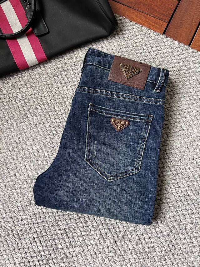 普拉‘’2025年秋冬最新品牛仔裤出入专卖店无压力 专柜热销款 品味与价值共享 身穿着非常舒适 低调不失奢华 穿出去非常有档次,裤型款式和裁剪亦无需多言 上身精