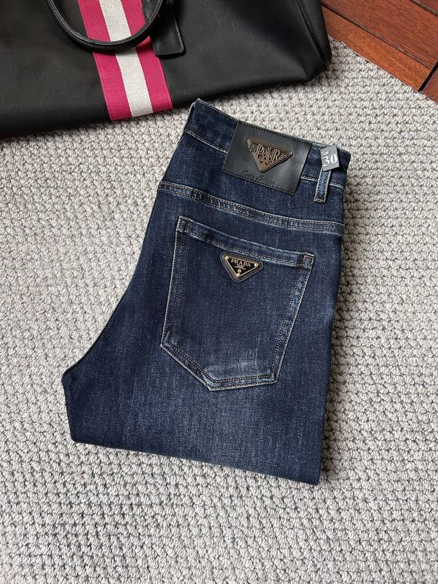普拉‘’2025年秋冬最新品牛仔裤出入专卖店无压力 专柜热销款 品味与价值共享 身穿着非常舒适 低调不失奢华 穿出去非常有档次,裤型款式和裁剪亦无需多言 上身精