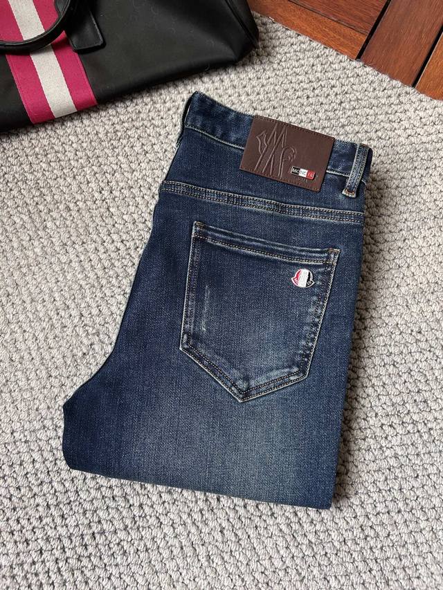 蒙‘’2025年秋冬最新品牛仔裤出入专卖店无压力 专柜热销款 品味与价值共享 身穿着非常舒适 低调不失奢华 穿出去非常有档次,裤型款式和裁剪亦无需多言 上身精致