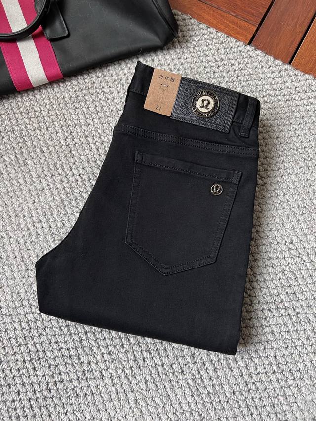 Lu‘’2025年秋冬最新品牛仔裤出入专卖店无压力 专柜热销款 品味与价值共享 身穿着非常舒适 低调不失奢华 穿出去非常有档次,裤型款式和裁剪亦无需多言 上身精