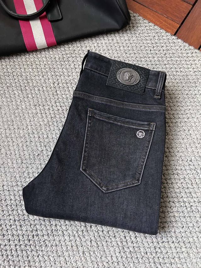 范思‘’2025年秋冬最新品加绒牛仔裤出入专卖店无压力 专柜热销款 品味与价值共享 身穿着非常舒适 低调不失奢华 穿出去非常有档次,裤型款式和裁剪亦无需多言 上