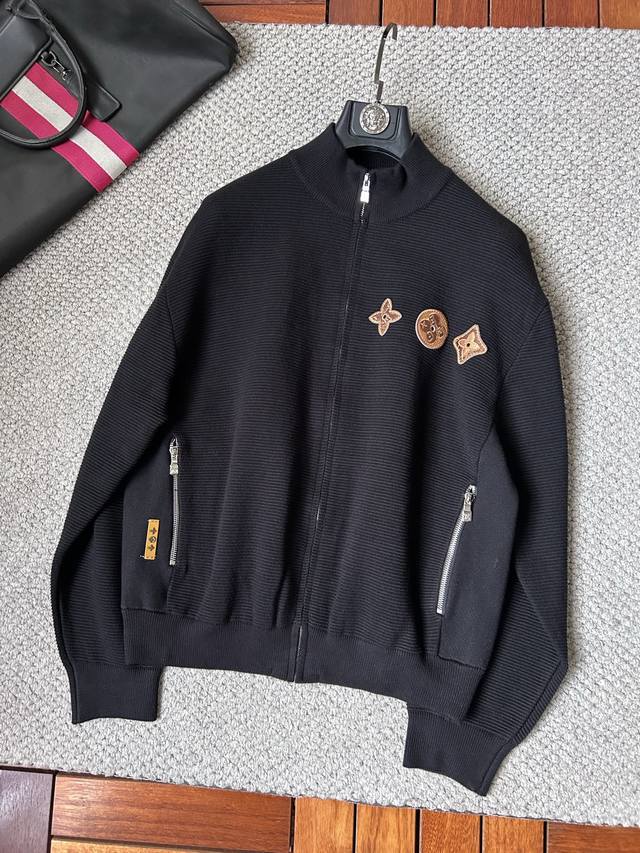 Lv路易威登 2025秋冬男士开衫外套 整衣定制定染含羊毛棉纱线，手感柔软质地亲肤，精细针织，上等品质大厂生产，手感无敌好，拿到手里就能感受出它的质感，所见即所