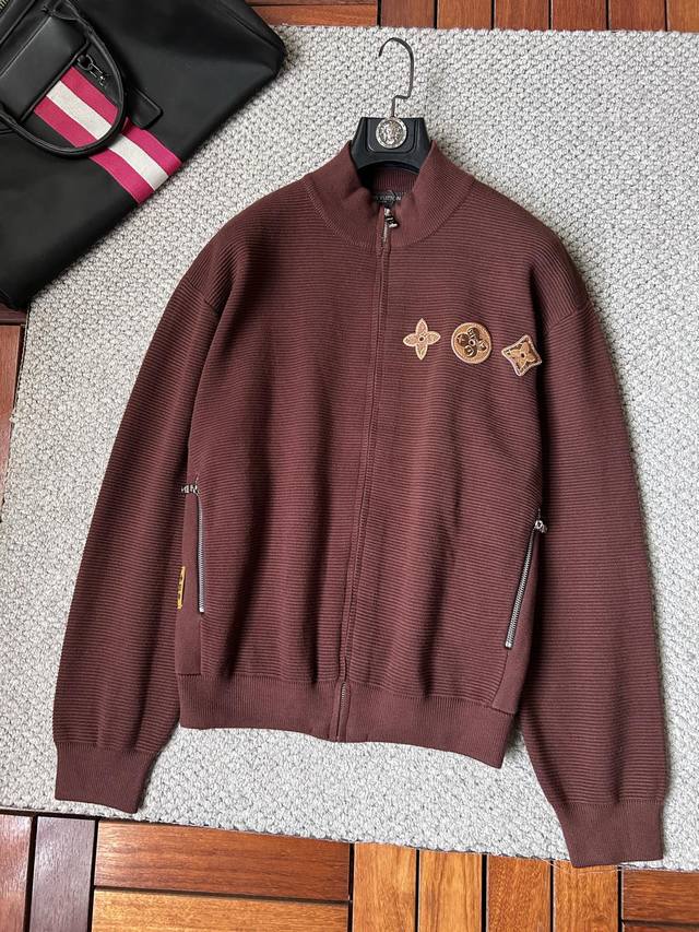 Lv路易威登 2025秋冬男士开衫外套 整衣定制定染含羊毛棉纱线，手感柔软质地亲肤，精细针织，上等品质大厂生产，手感无敌好，拿到手里就能感受出它的质感，所见即所