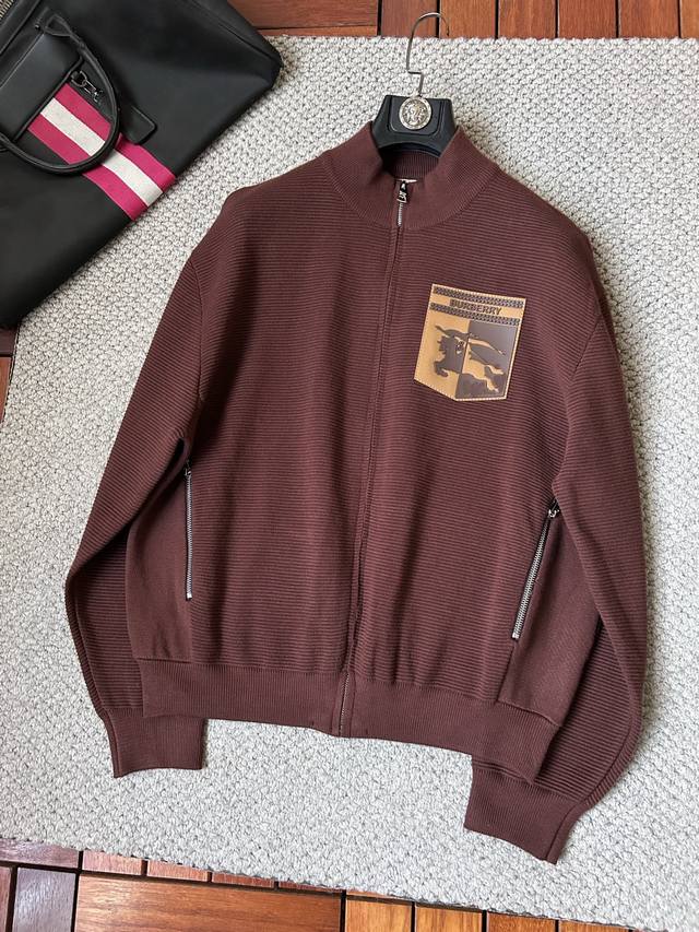 爱马‘’2025秋冬男士开衫外套 整衣定制定染含羊毛棉纱线，手感柔软质地亲肤，精细针织，上等品质大厂生产，手感无敌好，拿到手里就能感受出它的质感，所见即所得，随