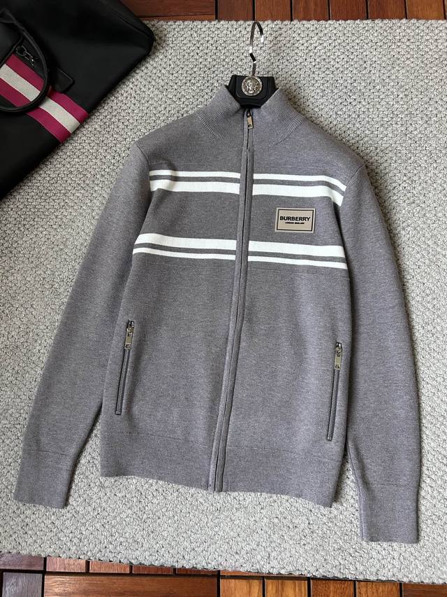 巴宝‘’2025秋冬男士开衫外套 整衣定制定染含羊毛棉纱线，手感柔软质地亲肤，精细针织，上等品质大厂生产，手感无敌好，拿到手里就能感受出它的质感，所见即所得，随